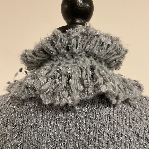 Super soft Gray with flex of white Boucle Open or close Sweater . - Picture 6 of 7